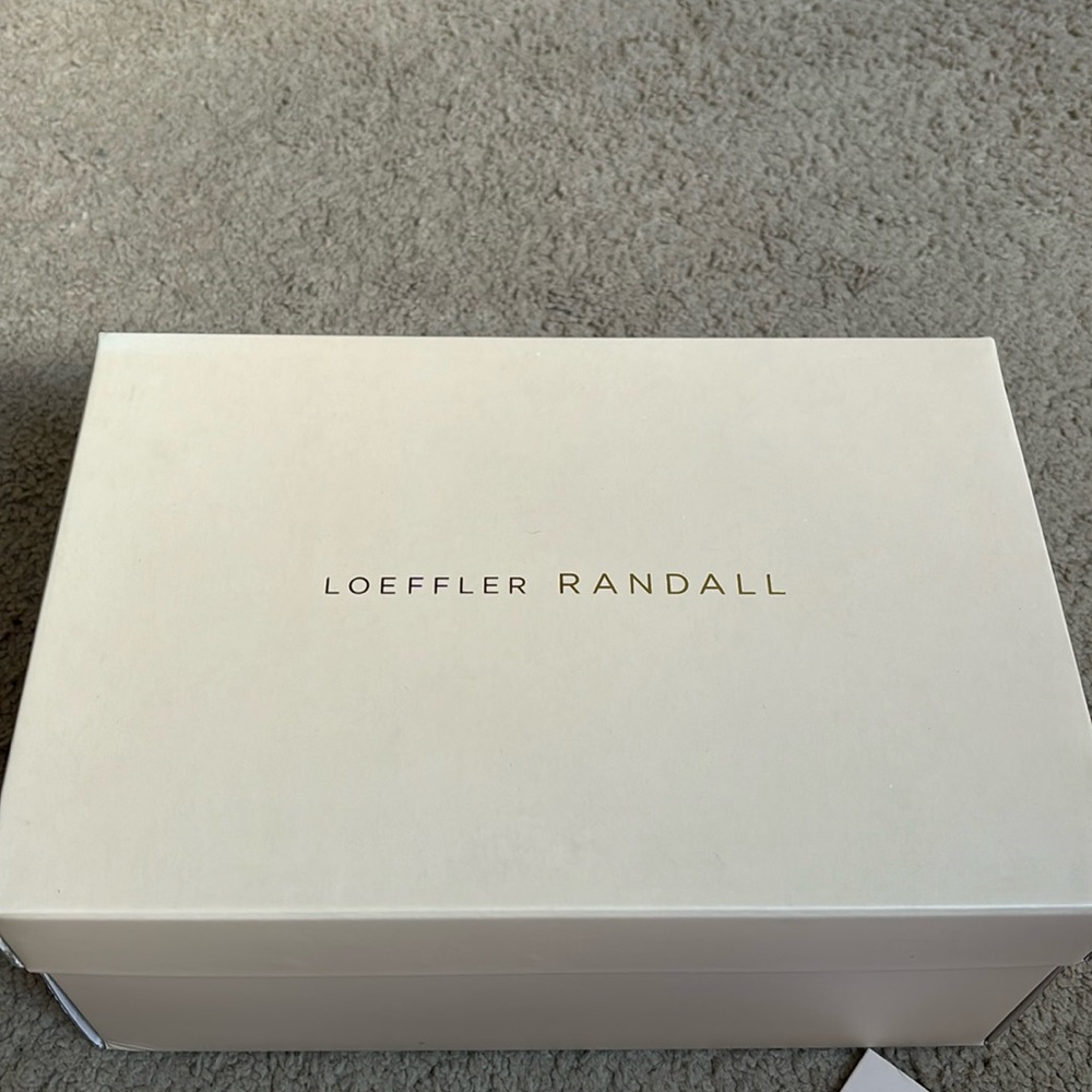 NEW IN BOX— NEVER WORN Claudia Gold, Pleated Bow Mule
Color: Gold
Size: 9